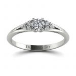 Wytworna elegancja - Pierścionek Diamond Sky zaręczynowy z białego złota z diamentami