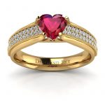 Rubinowe serce - Pierścionek zaręczynowy z żółtego złota z rubinem i diamentami