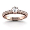 Dostojna elegancja - Pierścionek zaręczynowy z różowego złota z białym szafirem i diamentami
