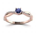 Subtelność formy - Pierścionek zaręczynowy Diamond Sky, różowe złoto, szafir, diamenty