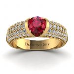 Pełnia wdzięku - Pierścionek zaręczynowy Diamond Sky z żółtego złota z rubinem i diamentami