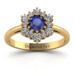 Magia momentu – Pierścionek zaręczynowy z żółtego złota z szafirem i diamentami Diamond Sky