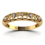 Meandry miłości – Ażurowy pierścionek z żółtego złota z brylantami