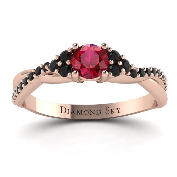 n237rrc Romantyczna elegancja – Pierścionek zaręczynowy z różowego złota z rubinem i czarnymi diamentami
