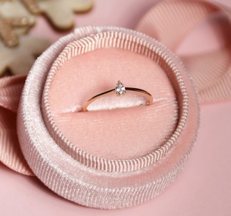Luksusowy blask – Klasyczny pierścionek z różowego złota z diamentem o szlifie łezka