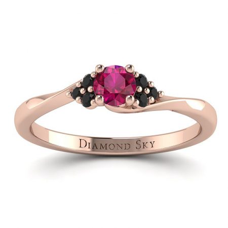 Nieskończony blask - Pierścionek zaręczynowy z różowego złota z rubinem malinowym i czarnymi diamentami - Diamond Sky